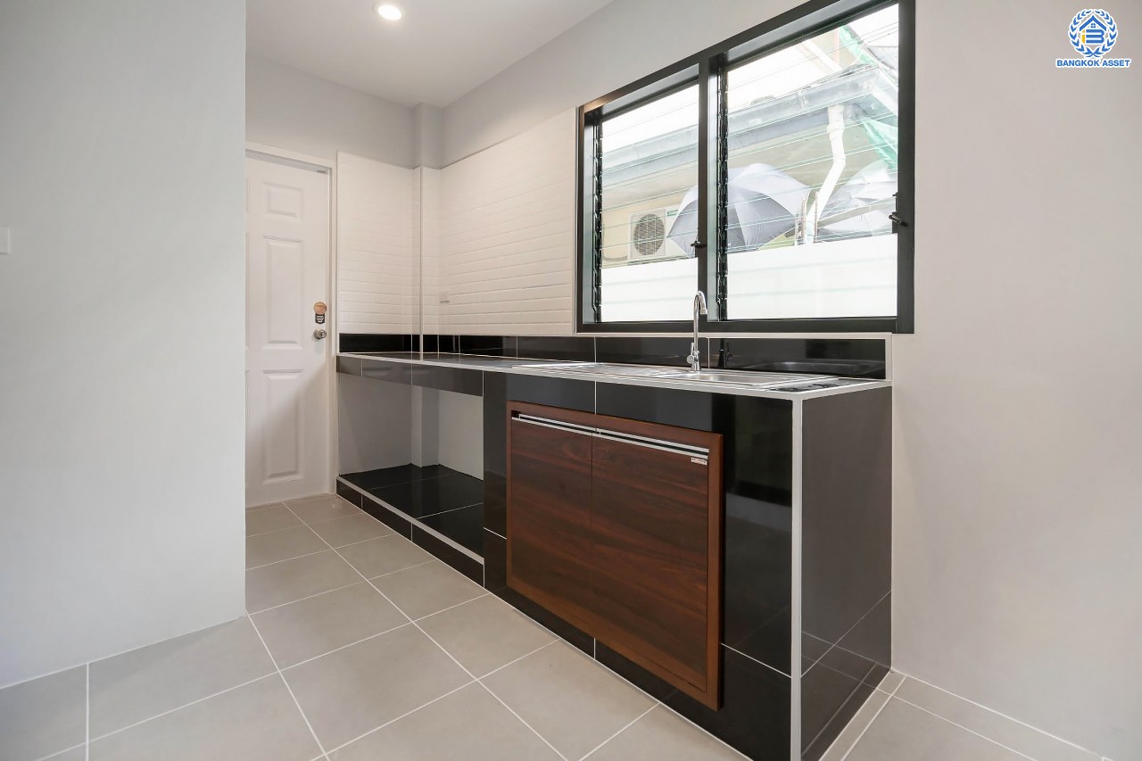 บ้านมือสองตกแต่งใหม่ แบรนด์ LH โครงการ ชัยพฤกษ์ บางบัวทอง หลังใหญ่ เนื้อที่ 76 ตร.ว. ฟังก์ชัน 3 ห้องนอน 2 ห้องน้ำ จอดรถได้ 2 คัน พร้อม Facilities ครบครัน บนทำเลเดินทางสะดวก ติดถนนบางกรวย-ไทรน้อย ใกล้เซ็นทรัลเวสต์เกต และรถไฟฟ้าสายสีม่วง "สถานีบางพลู"